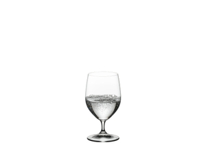 RIEDEL Restaurant Water con bebida en un fondo blanco