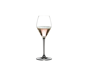 RIEDEL Extreme verre à rosé rempli avec une boisson sur fond blanc