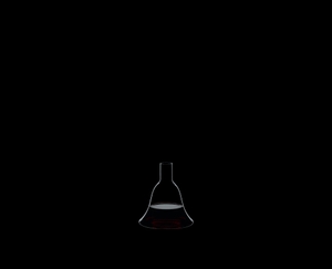RIEDEL Dekanter Macon gefüllt mit einem Getränk auf schwarzem Hintergrund