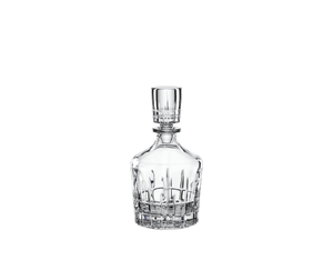 SPIEGELAU Perfect Serve Collection Decanter da whisky riempito con una bevanda su sfondo bianco