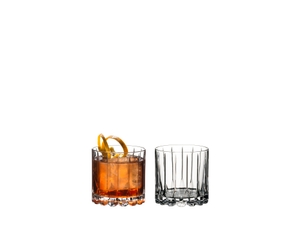 RIEDEL Drink Specific verres à cocktail Rocks rempli avec une boisson sur fond blanc