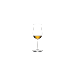 RIEDEL Sommeliers Cognac VSOP riempito con una bevanda su sfondo bianco