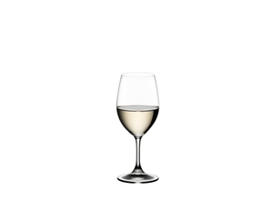 RIEDEL Ouverture Restaurant Weißwein gefüllt mit einem Getränk auf weißem Hintergrund