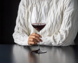RIEDEL Fatto A Mano Black Tie Bordeaux Grand Cru in use
