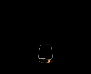 RIEDEL O Wine Tumbler Spirituosen gefüllt mit einem Getränk auf schwarzem Hintergrund