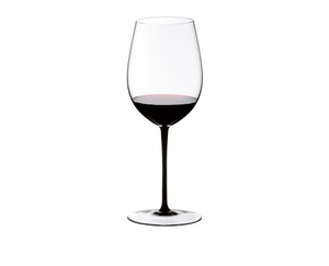 RIEDEL Sommeliers Black Tie Bordeaux Grand Cru rempli avec une boisson sur fond blanc
