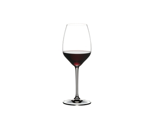 RIEDEL Extreme Restaurant Riesling/Sauvignon Blanc gefüllt mit einem Getränk auf weißem Hintergrund