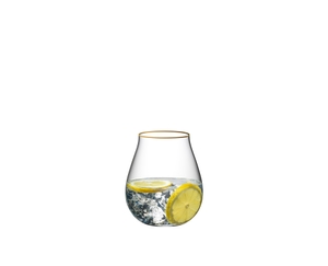 RIEDEL Gin Set Limited Edition Gold Rim con bebida en un fondo blanco