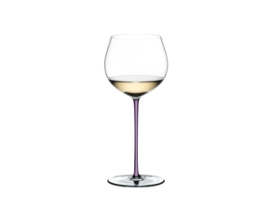 RIEDEL Fatto A Mano Chardonnay barrique - viola riempito con una bevanda su sfondo bianco
