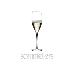 RIEDEL Sommeliers Jahrgangschampagner Glas gefüllt mit einem Getränk auf weißem Hintergrund