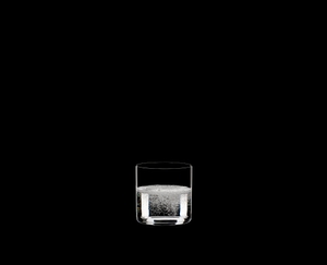 RIEDEL Bar Wasser gefüllt mit einem Getränk auf schwarzem Hintergrund