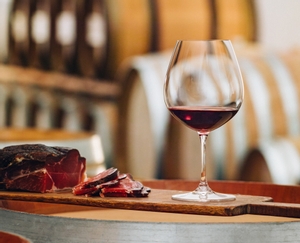 RIEDEL Vinum Restaurant Pinot Noir (Burgundy red) in use