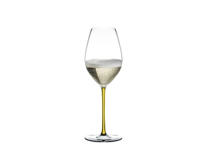 RIEDEL Fatto A Mano Champagner Weinglas Gelb gefüllt mit einem Getränk auf weißem Hintergrund