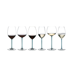 An unfilled RIEDEL Fatto A Mano Riesling/Zinfandel glass in turquoise on a white background with product dimensions: Height: 250 mm | 9.84 inch Biggest diameter: 79 mm | 3.11 inch Base diameter: 96 mm | 3.78 inch. 