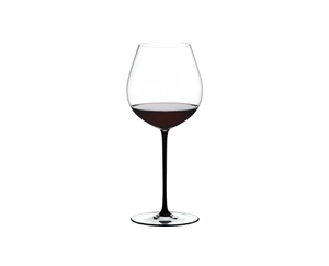 RIEDEL Fatto A Mano Pinot Noir - Schwarz gefüllt mit einem Getränk auf weißem Hintergrund