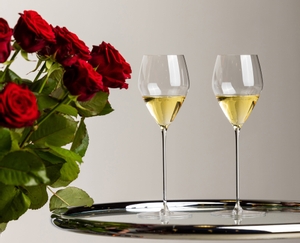 RIEDEL Veloce Champagne Wine Glass in use