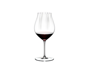 RIEDEL Performance Pinot Noir rempli avec une boisson sur fond blanc