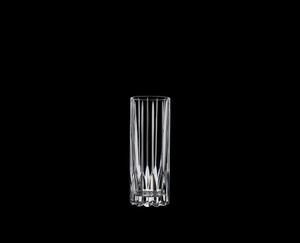 RIEDEL Drink Specific Glassware Fizz auf schwarzem Hintergrund