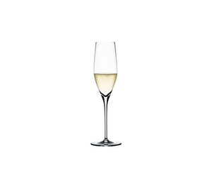 SPIEGELAU Authentis Champagnerflöte gefüllt mit einem Getränk auf weißem Hintergrund