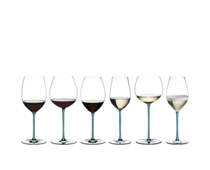 All glasses of the RIEDEL Fatto A Mano collection in turquoise stand side by side filled with the matching wine in front of a white background.