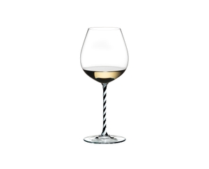 RIEDEL Fatto A Mano Pinot Noir Schwarz & Weiß gefüllt mit einem Getränk auf weißem Hintergrund