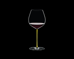 RIEDEL Fatto A Mano Pinot Noir Gelb gefüllt mit einem Getränk auf schwarzem Hintergrund