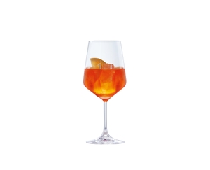 SPIEGELAU Special Glasses Summer Drinks gefüllt mit einem Getränk auf weißem Hintergrund