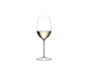 RIEDEL Sommeliers Riesling Grand Cru/Zinfandel gefüllt mit einem Getränk auf weißem Hintergrund