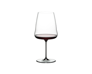 RIEDEL Winewings Cabernet/Merlot riempito con una bevanda su sfondo bianco