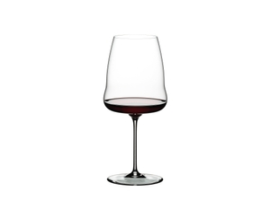 RIEDEL Winewings Syrah riempito con una bevanda su sfondo bianco
