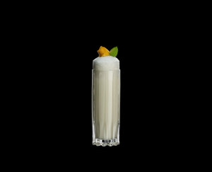 RIEDEL Drink Specific Glassware Fizz gefüllt mit einem Getränk auf schwarzem Hintergrund