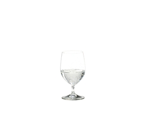 RIEDEL Vinum Water rempli avec une boisson sur fond blanc