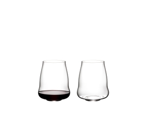 SL RIEDEL Stemless Wings Pinot Noir / Nebbiolo gefüllt mit einem Getränk auf weißem Hintergrund