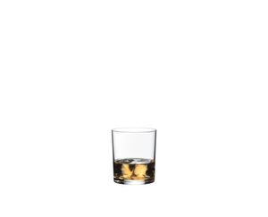 RIEDEL Manhattan Single Old Fashioned gefüllt mit einem Getränk auf weißem Hintergrund