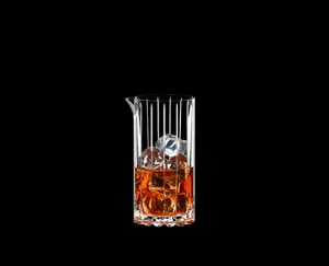 RIEDEL Drink Specific Glassware Rührbecher gefüllt mit einem Getränk auf schwarzem Hintergrund