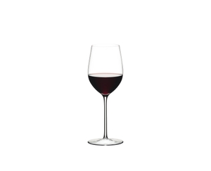 RIEDEL Sommeliers Bordeaux Invecchiato/Chablis/Chardonnay riempito con una bevanda su sfondo bianco