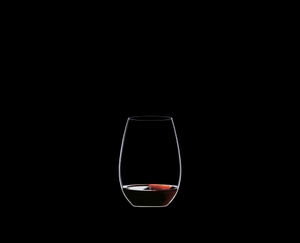 RIEDEL O Wine Tumbler Syrah/Shiraz gefüllt mit einem Getränk auf schwarzem Hintergrund