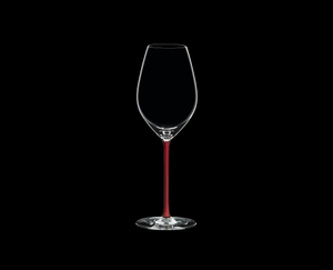 RIEDEL Fatto A Mano Champagner Weinglas Rot R.Q. auf schwarzem Hintergrund