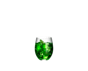 RIEDEL Tumbler Collection Optical O Long Drink con bebida en un fondo blanco