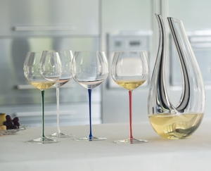 An unfilled RIEDEL Fatto A Mano Oaked Chardonnay with red stem on a white background with product dimensions.
