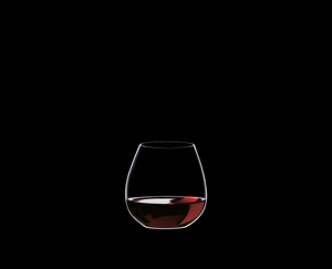 RIEDEL Restaurant O Pinot/Nebbiolo gefüllt mit einem Getränk auf schwarzem Hintergrund