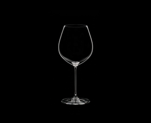 RIEDEL Veritas Restaurant Alte Welt Pinot Noir auf schwarzem Hintergrund
