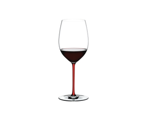 RIEDEL Fatto A Mano R.Q. Cabernet/Merlot Rot gefüllt mit einem Getränk auf weißem Hintergrund