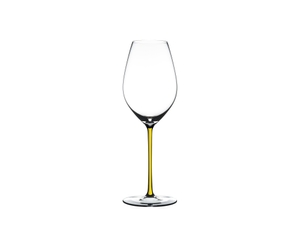 RIEDEL Fatto A Mano Champagner Weinglas Gelb auf weißem Hintergrund