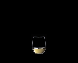 RIEDEL Restaurant O Viognier/Chardonnay gefüllt mit einem Getränk auf schwarzem Hintergrund
