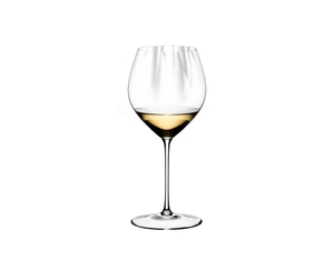 RIEDEL Performance Chardonnay riempito con una bevanda su sfondo bianco