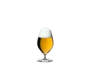 RIEDEL Veritas Bier gefüllt mit einem Getränk auf weißem Hintergrund