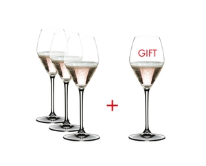 RIEDEL Extreme Bicchiere da vino Champagne / Rosé riempito con una bevanda su sfondo bianco