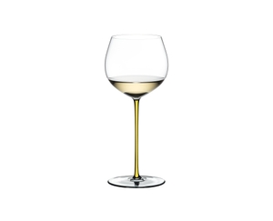 RIEDEL Fatto A Mano Chardonnay (im Fass gereift) Gelb R.Q. gefüllt mit einem Getränk auf weißem Hintergrund