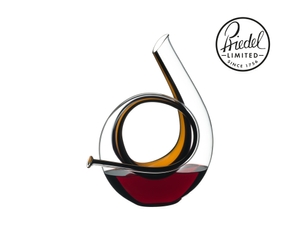 RIEDEL Decanter Horn Mini R.Q. filled with a drink on a white background